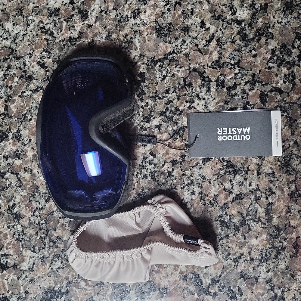 OUtdoor Master Ski Goggles G Anti-Fog for men or women new w tags w carrying